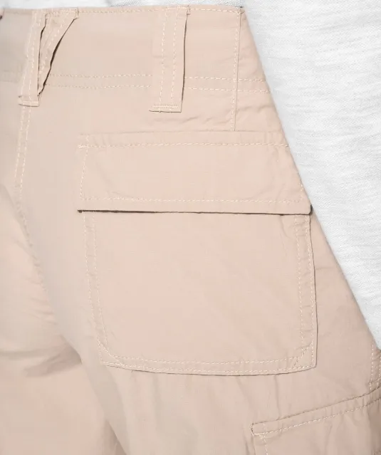 K756 - Lichte damesbermuda met diverse zakken Beige