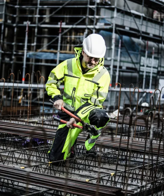 6506 SIGNALISATIEBROEK MET KNIEZAKKEN EN SPIJKERZAKKEN EN ISO 20471 KLASSE 2 Geel